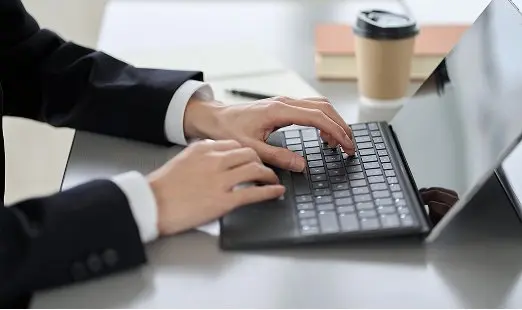 パソコン作業をしている人の手元