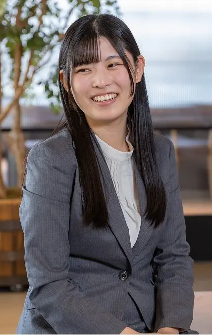 笑顔の女性社員