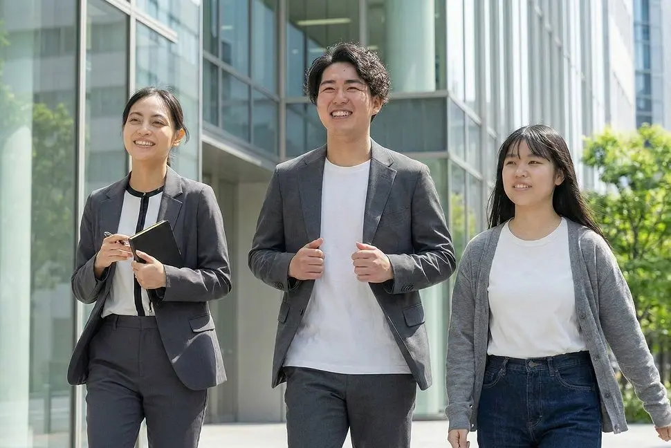 外を横並びで歩く人たち