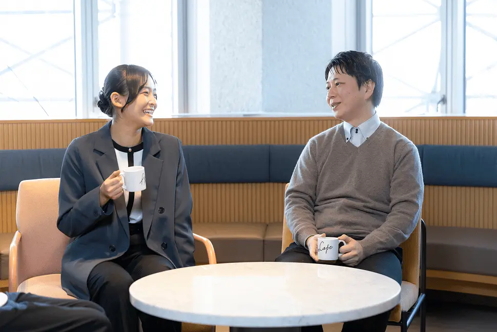 談笑する男女社員