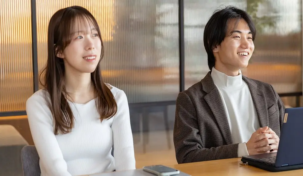 微笑んでいるエンジニアの様子