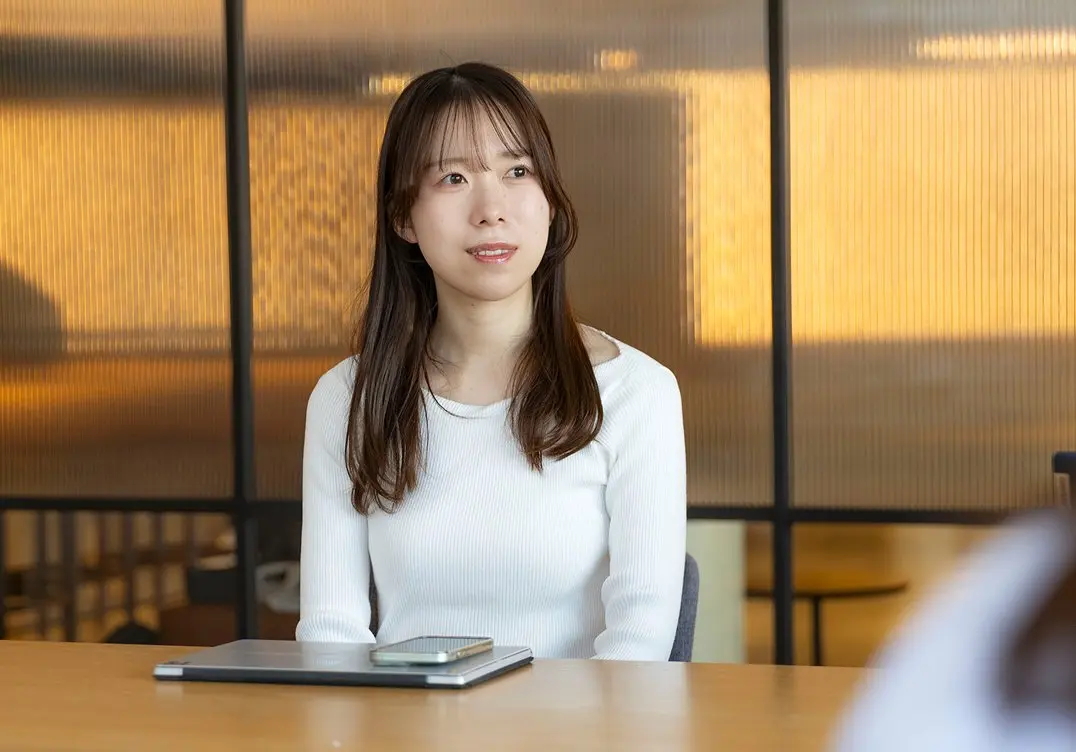 パソコン前で話を伺っている女性