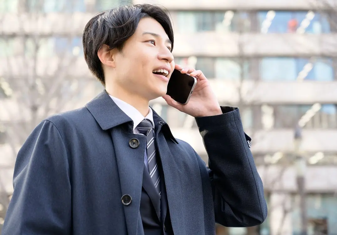 電話で話をしている男性