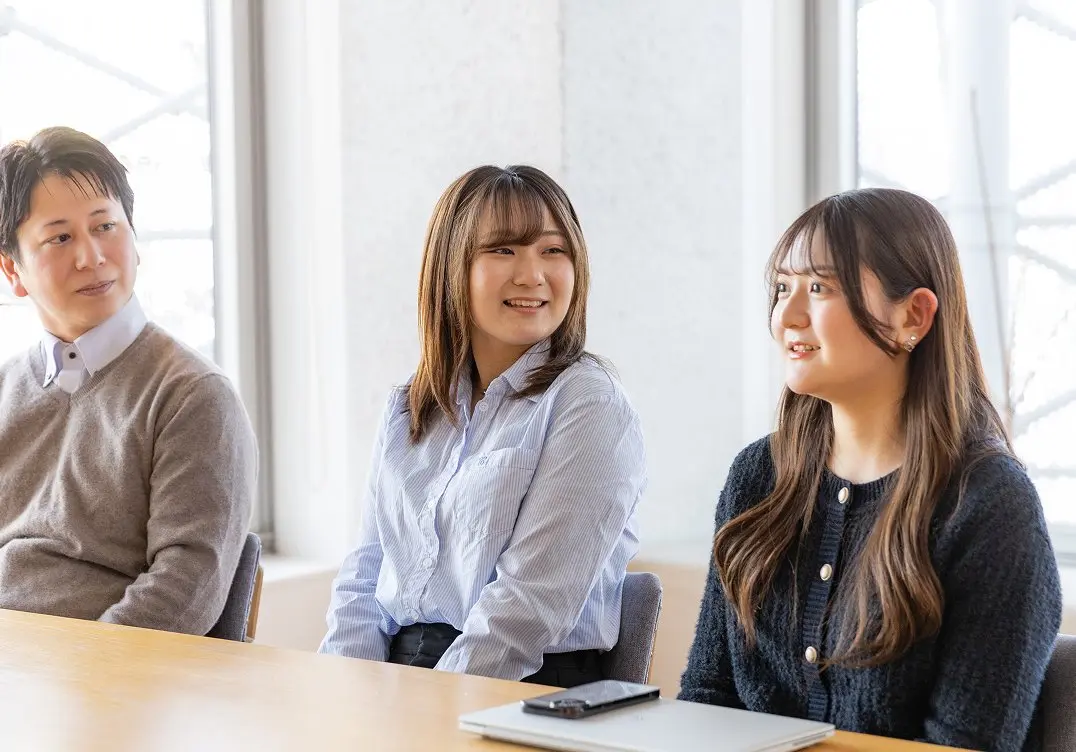 社員同士で話し合う様子