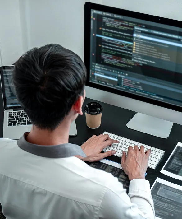 パソコン作業中の男性