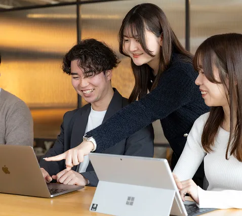 ディスカッション中のチームメンバー