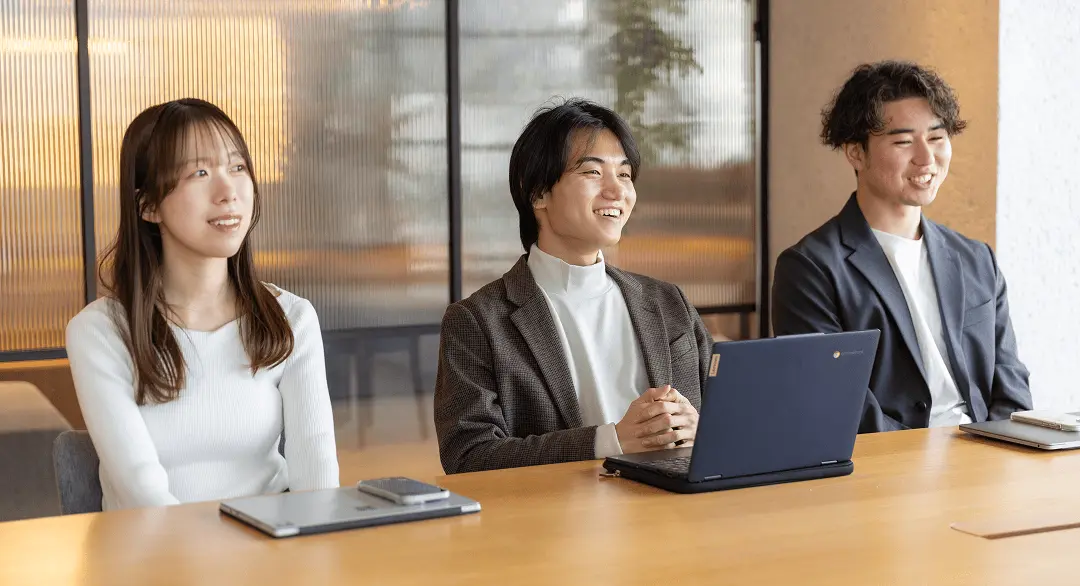 室内で意見を交わす様子