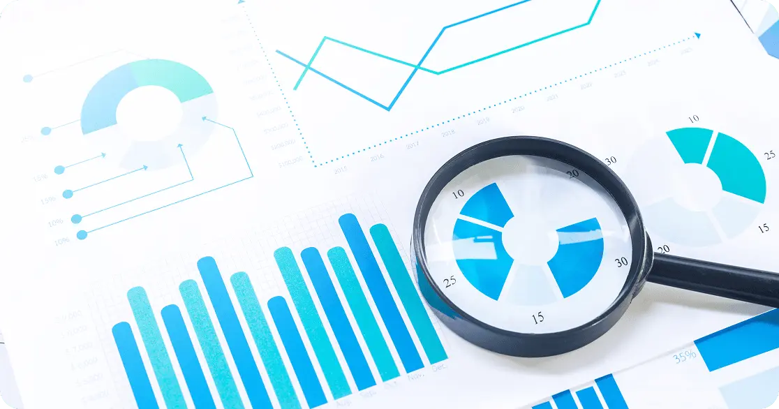 グラフと拡大鏡を使ったデータ分析の様子