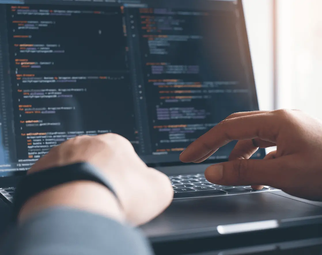 パソコンを操作している手元の写真