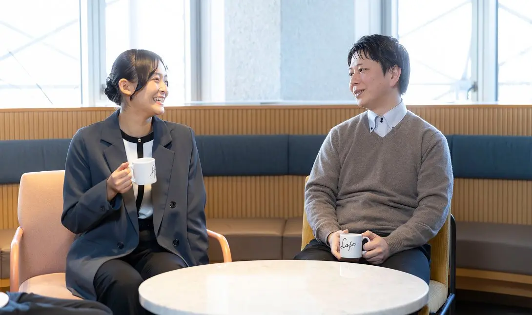 休憩所で談笑する社員