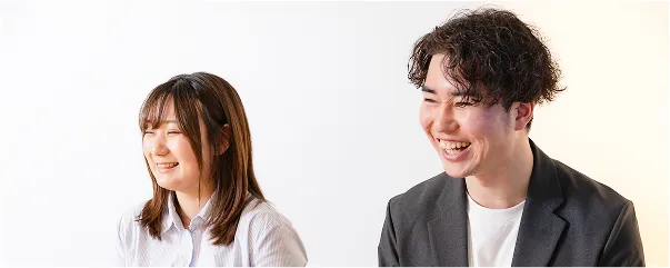 微笑んでいる男性と女性