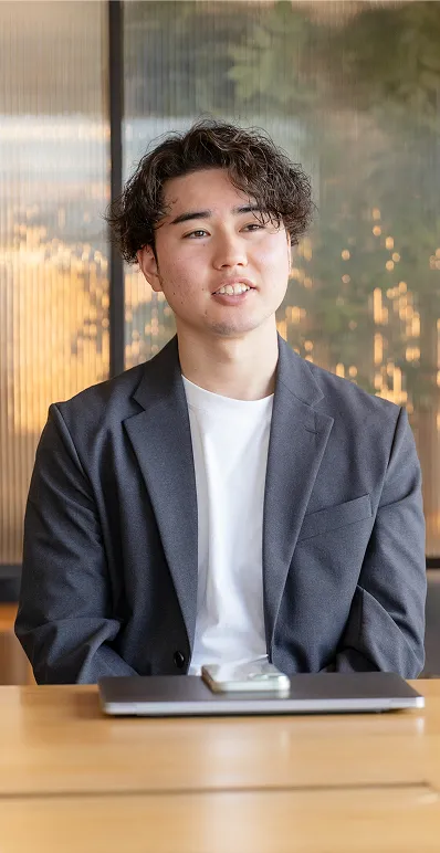 デスクと椅子に座っている男性社員