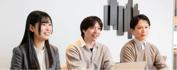 プレゼンテーション中の3人