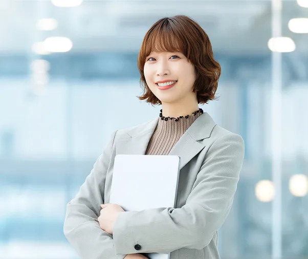 書類を持つ女性