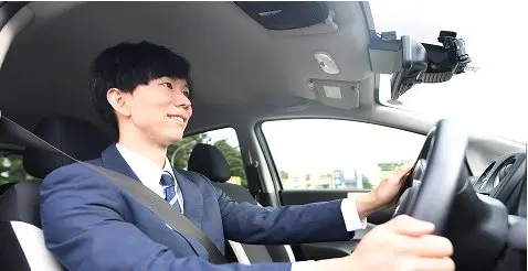 車を運転中の男性