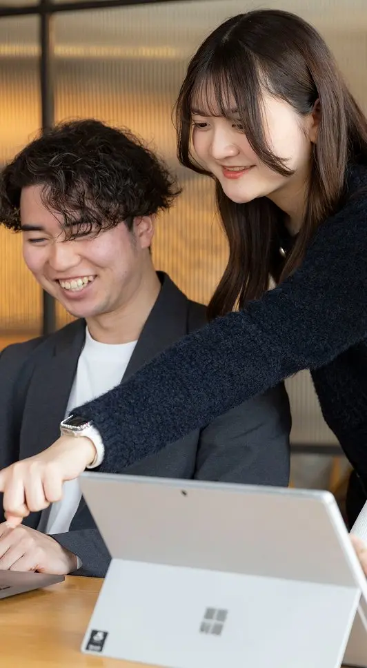 社員にレクチャーしている様子