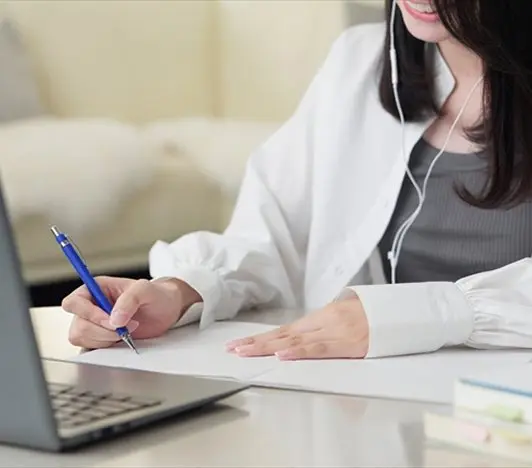 ノートに書いている手元の写真