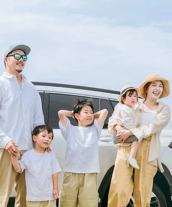 車の前でみんな笑顔の家族写真
