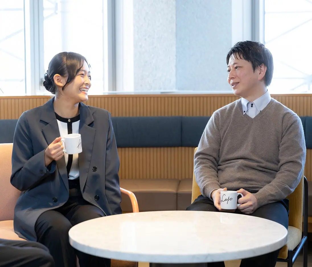 室内でリフレッシュしている二人