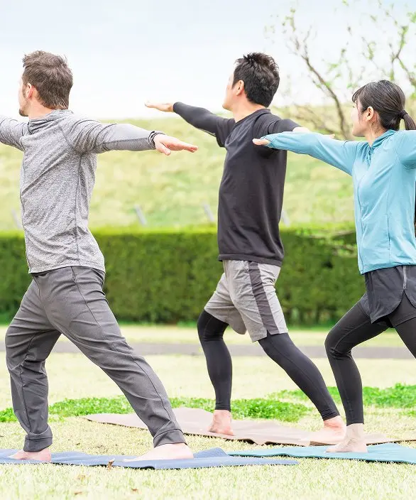 外で体を動かしている様子