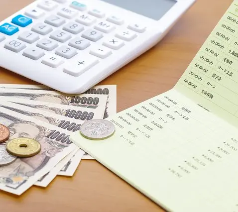 お金と通帳と電卓