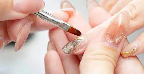 ネイルをしている様子