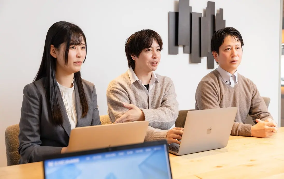 打ち合わせをしている様子