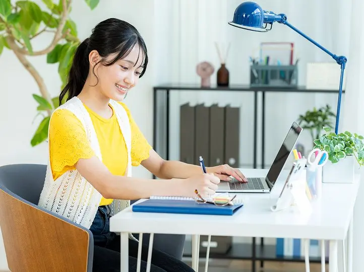 在宅で作業をしている女性