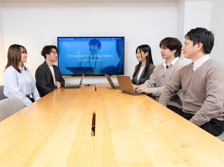 オフィスで打ち合わせをしている様子