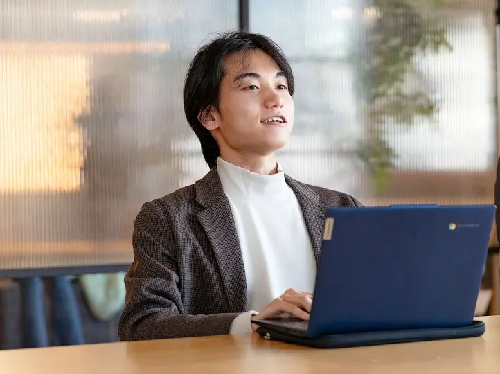 パソコン作業をしている男性