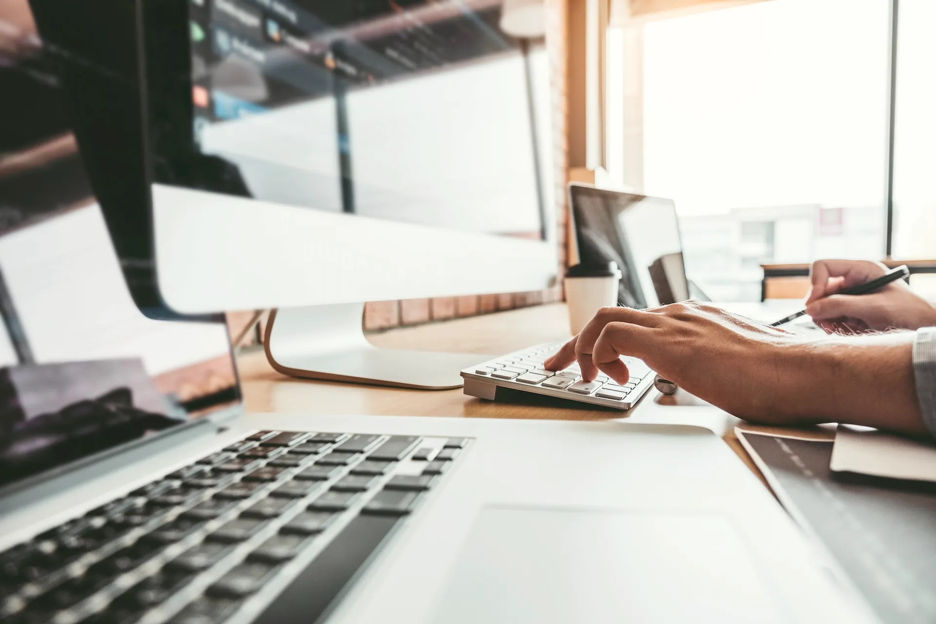 エンジニアがPCでコードを書いている仕事風景