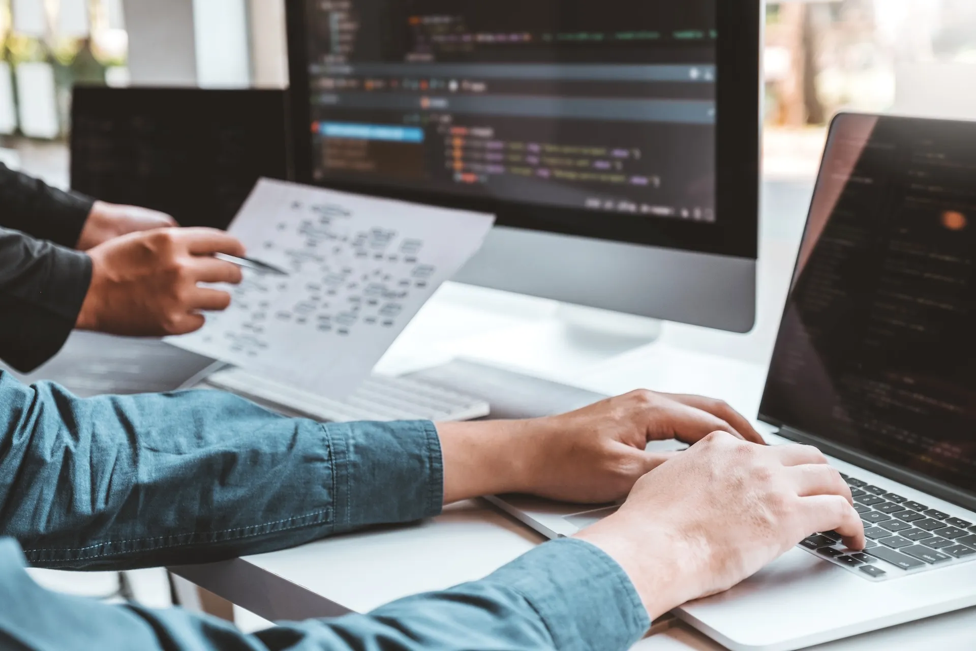エンジニアがPCでコードを書いている仕事風景