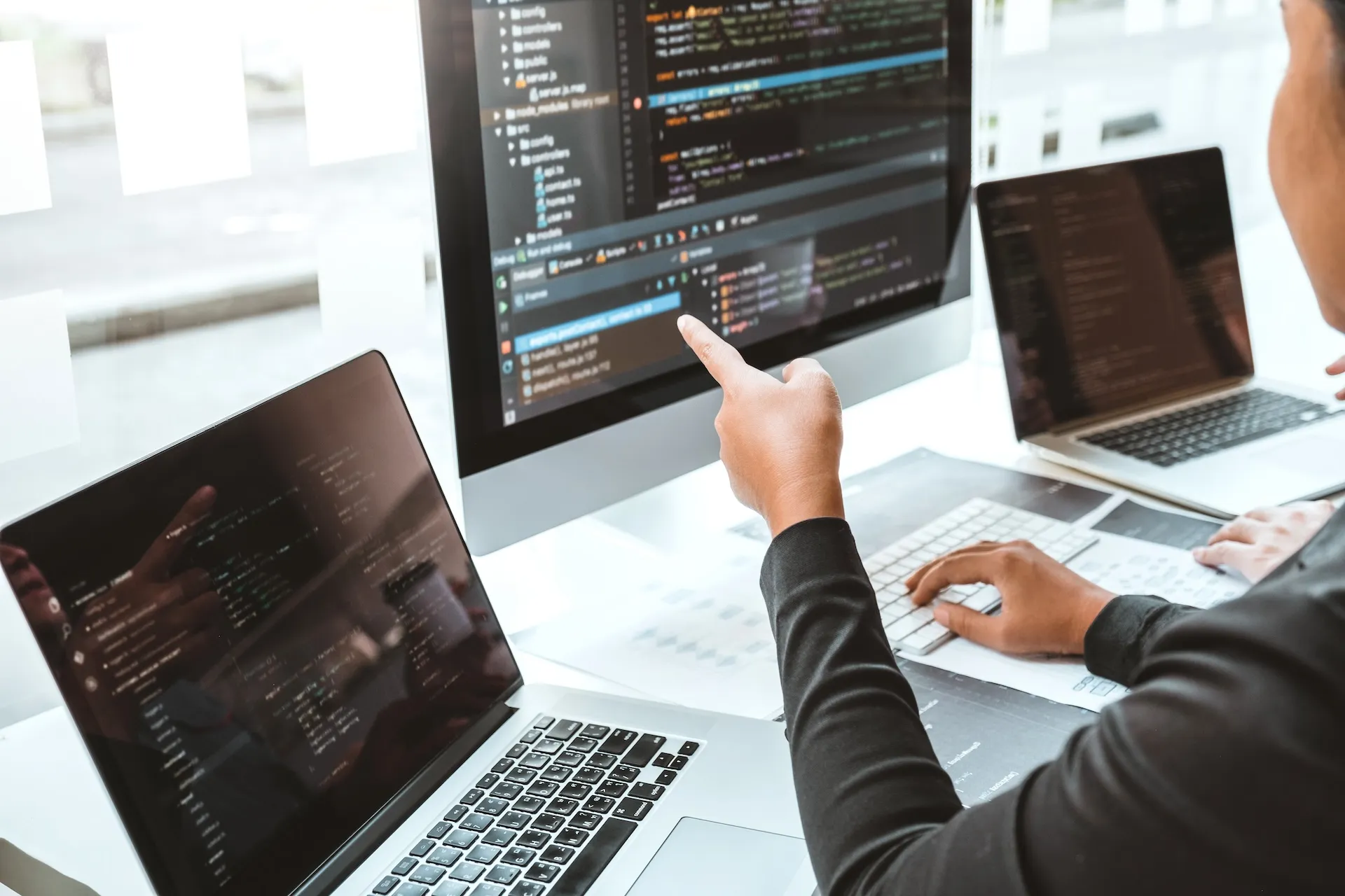 エンジニアがPCでコードを書いている仕事風景