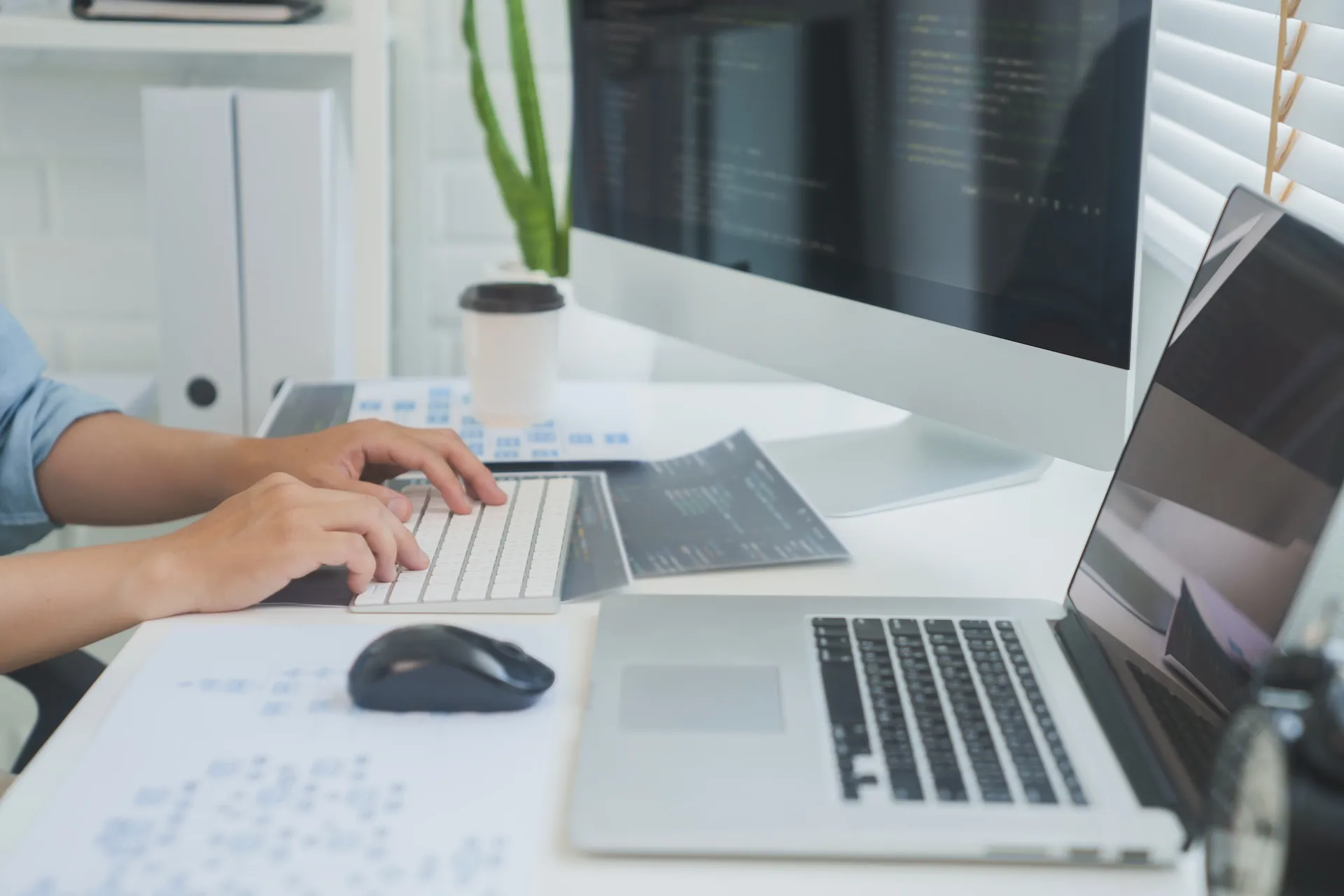 エンジニアがPCでコードを書いている仕事風景